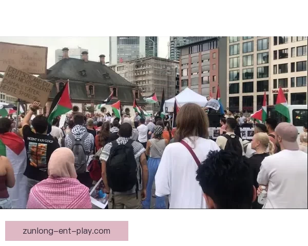 艾维街头演讲引关注 手持麦克风与路人分享独到见解与生活感悟